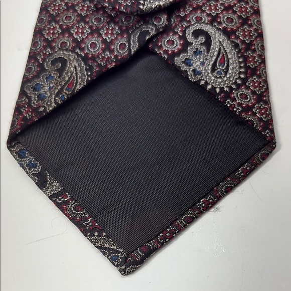 Oscar de la Renta Black, Red & Cream Paisley Tie with Intricate Design - Picture 7 of 8